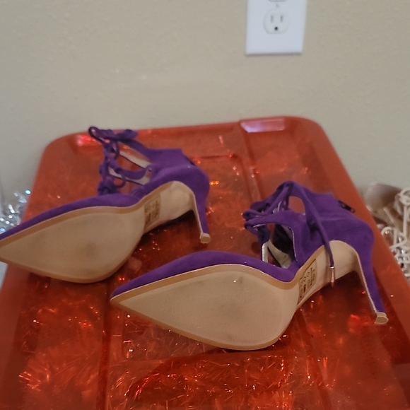 Unique Point Toe Heels - Picture 5 of 8
